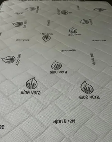 Le même matelas propre après nettoyage